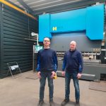 Chef werkplaats Bennie Rispens (links) en algemeen directeur Harry Meints van Mesken bij de 400 tons Euromaster S kantbank van Haco. “Deze machine vormt een mooie toevoeging aan ons machinepark. Ons aanbod is verbreed waardoor we de klanten nog beter kunnen bedienen.”