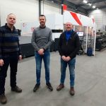 V.l.n.r. Dick Ophoff (Krepla) en Jeffey Datema en Norbert Suijker van Fiber Laser Benelux. De nieuwe combi vlakbedlaser/buislaser in de productieruimte van trappenfabrikant Krepla heeft een snijbereik van 6x2 meter en een in- en uitvoerlengte van 6 meter.