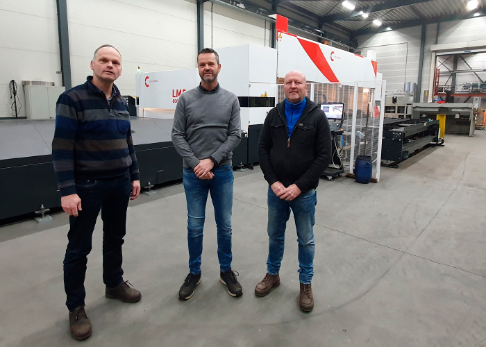 V.l.n.r. Dick Ophoff (Krepla) en Jeffey Datema en Norbert Suijker van Fiber Laser Benelux. De nieuwe combi vlakbedlaser/buislaser in de productieruimte van trappenfabrikant Krepla heeft een snijbereik van 6x2 meter en een in- en uitvoerlengte van 6 meter.
