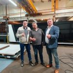 De lasersnijmachine in de werkplaats van Snijbedrijf Nauta is het nieuwste type van de Bodor V3 serie. Het is de eerste met 22 kW vermogen in Europa. Op de foto wordt Remco Nauta geflankeerd door Jurgen Kroeze (links) en Maurice Borger van Klaassen Machines.