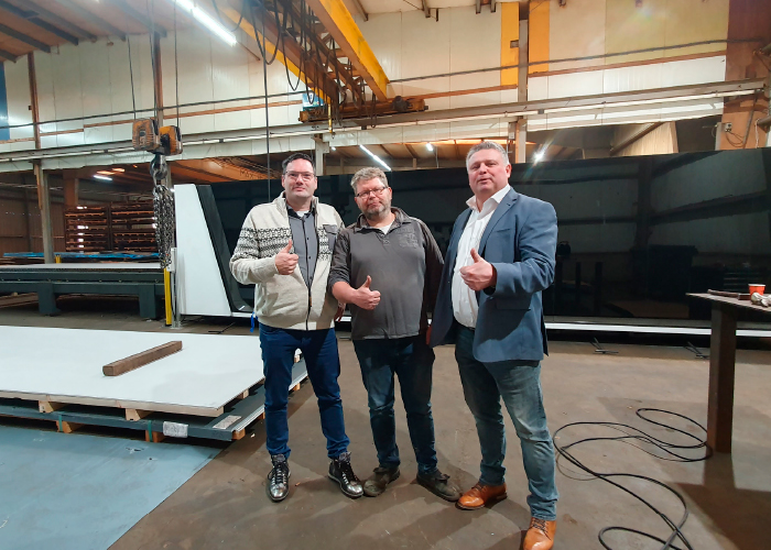 De lasersnijmachine in de werkplaats van Snijbedrijf Nauta is het nieuwste type van de Bodor V3 serie. Het is de eerste met 22 kW vermogen in Europa. Op de foto wordt Remco Nauta geflankeerd door Jurgen Kroeze (links) en Maurice Borger van Klaassen Machines.