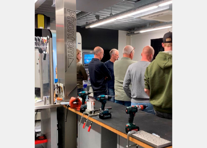 De ondersteuning van dealers en eindgebruikers gebeurt onder meer via trainingen in het Test- en Training Center van Van Ommen in Beekbergen.