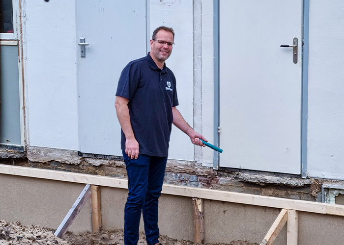 Directeur Eelco Osse bij de vindplaats van de tijdcapsule.