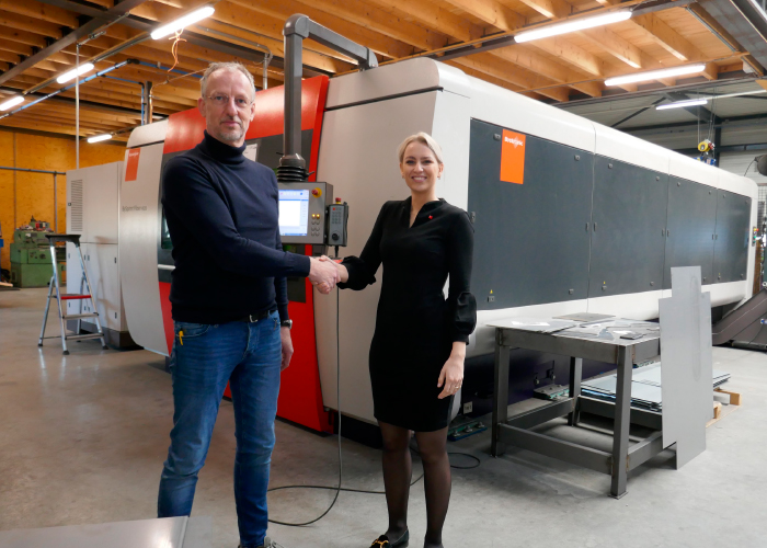 Anne-Roos Woolderink van Bystronic Benelux feliciteert Herman de Vries met zijn lasersnijmachine.