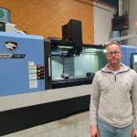 Danny Dietvorst bij de nieuwe CNC-freesbank Puma DNM 750L II. Deze is voorzien van dubbele klemmen, zodat twee producten tegelijk en meer spiluren kunnen worden gemaakt.