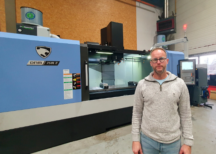 Danny Dietvorst bij de nieuwe CNC-freesbank Puma DNM 750L II. Deze is voorzien van dubbele klemmen, zodat twee producten tegelijk en meer spiluren kunnen worden gemaakt.