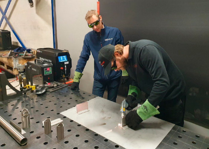 Dumaco Montfoort start met hand laserlassen. In de productieruimte is een afgesloten cel gecreëerd waar VLH Welding Group apparatuur heeft geplaatst.