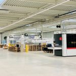 Op elke productielocatie zijn minimaal twee randafwerkingsmachines te vinden, zodat uw product direct na het lasersnijden afgewerkt kan worden.