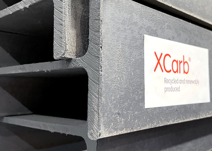 XCarb recycled and renewably produced verwijst naar producten die gemaakt zijn met het gebruik van 100% duurzame energie en minimaal 75% schrootmateriaal.