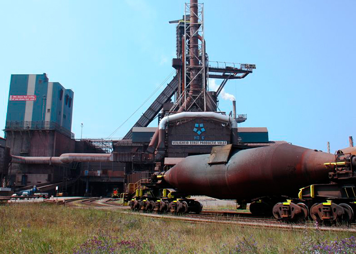 De stilstand van hoogoven 6 heeft impact op de hele productieketen bij Tata Steel. Daarom is maanden geleden begonnen met meer staal te maken dan op dat moment nodig was. Dit ligt nu in de vorm van staalplakken op voorraad op het terrein.