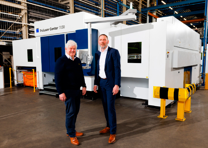 Hans Sanders van VDL Technics en Menko Eisma van Trumpf Nederland bij een van de lasersnijsystemen die Trumpf heeft geleverd, als onderdeel van een geheel van machines, automatisering en software met alles er op en er aan. (Foto: VDL Groep/Bram Saeys) Smart Factories