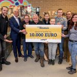 Samen met een deel van de Walhallab-crew/jongeren nam Marco Mout (vierde van links) de cheque in ontvangst van Fried Kaanen (tweede van links). (Foto: Sander van der Torren)