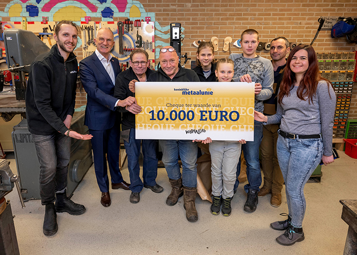 Samen met een deel van de Walhallab-crew/jongeren nam Marco Mout (vierde van links) de cheque in ontvangst van Fried Kaanen (tweede van links). (Foto: Sander van der Torren)