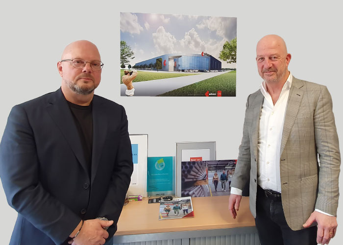 Eigenaar Hans Holtzer (links) en directeur Wout de Vries bij een illustratie van het nieuwe bedrijfspand van Galvano Metaal dat begin volgend jaar zal worden betrokken. De metaal groothandel krijgt twee keer zo veel ruimte om de consequente groei van de afgelopen jaren door te zetten.