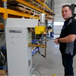 John Hoeben demonstreert de TECNA lineaire puntlasmachine, die zeer geschikt is voor puntlassen met heel korte lastijd. Dit is belangrijk voor bijvoorbeeld projectielassen of moerenlassen.