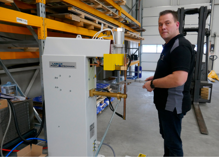 John Hoeben demonstreert de TECNA lineaire puntlasmachine, die zeer geschikt is voor puntlassen met heel korte lastijd. Dit is belangrijk voor bijvoorbeeld projectielassen of moerenlassen.