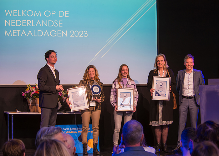 De Vakvrouw Metaal Award was voor Nicole Vermeer-Wittens (tweede van links). Naast haar de twee andere genomineerden. Links Ruben de Graaf, regiodirecteur van Randstad, rechts Joran van Bussel, voorzitter Koninklijke Metaalunie district Zuidoost.