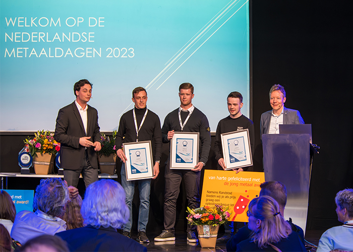 Lasser Bart Willems (tweede van rechts), winnaar van de Jong Metaal Award, met naast hem de twee andere genomineerden.
