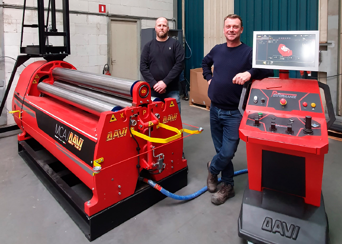 Peter Klomp en Robert Lock bij een van hun nieuwe investeringen, de MCA plaatwals van DAVI, die geschikt is om platen tot 15 mm dik te rollen.