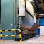 De conventionele kantbank van weleer is nu een machine met CNC-besturing, die moeiteloos 30 mm dik staal St37 zet over de volle lengte van 7 meter.