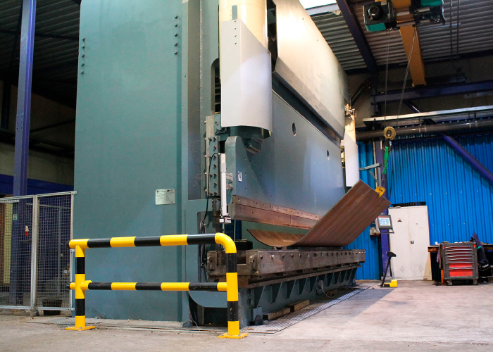 De conventionele kantbank van weleer is nu een machine met CNC-besturing, die moeiteloos 30 mm dik staal St37 zet over de volle lengte van 7 meter.