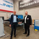 Reinhard Reincke en Leonard van den Ouden bij de Euromac ponsnibbelmachine die op de huisshow werd gedemonstreerd. “Met ons brede scala machines kunnen wij klanten in veel markten voorzien van oplossingen voor hun productievraagstukken.”