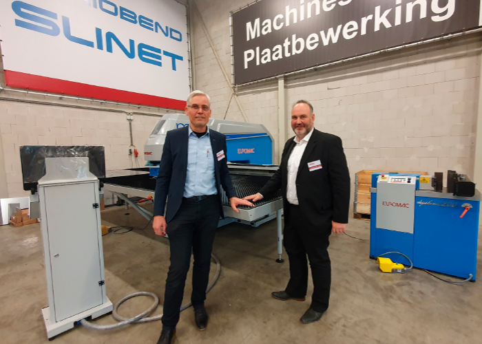 Reinhard Reincke en Leonard van den Ouden bij de Euromac ponsnibbelmachine die op de huisshow werd gedemonstreerd. “Met ons brede scala machines kunnen wij klanten in veel markten voorzien van oplossingen voor hun productievraagstukken.”