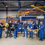 Van links naar rechts: (Ron Hulshof,) Mike Breure, Dennis Loogman, Rick Huisman, Mike Huisman, Steven Ohm, (René Heimgartner) en Desley Kisoor vinden bij KSB de ideale combinatie van techniek en ruimte voor ontwikkeling.