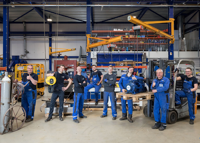 Van links naar rechts: (Ron Hulshof,) Mike Breure, Dennis Loogman, Rick Huisman, Mike Huisman, Steven Ohm, (René Heimgartner) en Desley Kisoor vinden bij KSB de ideale combinatie van techniek en ruimte voor ontwikkeling.