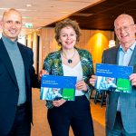 Tjark Tjin-A-Tsoi (CEO TNO) overhandigt TNO's rapport ‘De waarde van de Nederlandse industrie’ aan Ingrid Thijssen (voorzitter VNO-NCW) en Theo Henrar (voorzitter FME)