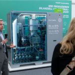 Uitleg bij de Eco Cooler. Deze verbruikt 50 tot 80 procent minder energie bij het koelen van de lasersbijmachine dan conventionele koelsystemen.