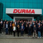 Het voltallige Nederlandse gezelschap samen met een aantal medewerkers van de Turkse gastheer bij de hoofdingang van Durma.
