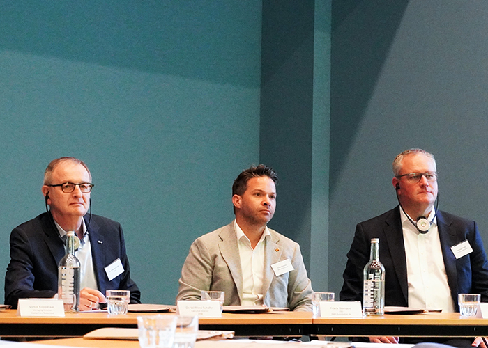 Wilfried Schäfer (VDW), Frank Biemans (BMO Automation) en Christian Pfeiffer (Deutsche Messe) bikken vooruit op EMO Hannover 2023.