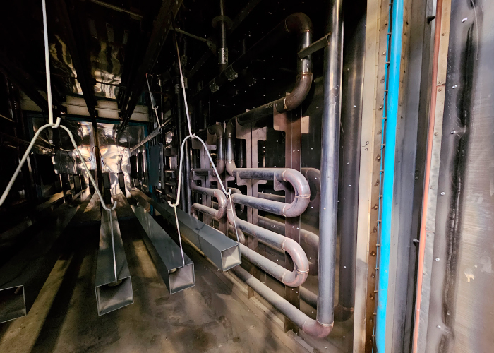 In de omgebouwde oven is een stelsel van buizen geplaatst. De wanden zijn extra geïsoleerd en voorzien van spiegelplaten.