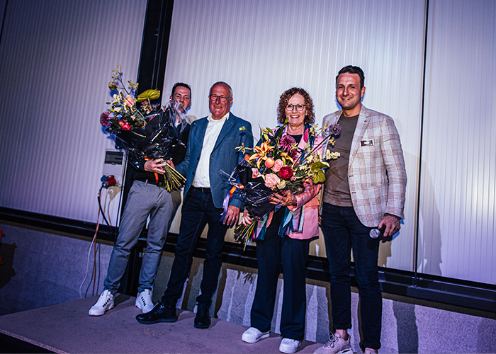 Bloemen voor Jack en Ingrid van Hoorn bij hun afscheid. Rechts Robin van Hoorn. Links Ronnie Bons, lid van het managementteam van Van Hoorn Machining. (Foto’s: Marjolein van der Heijden)