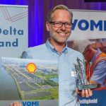 Jean-Pierre Verbraak van Shell Chemicals Park Moerdijk met de VOMI Safety eXperience Award.
