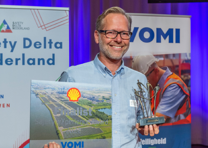 Jean-Pierre Verbraak van Shell Chemicals Park Moerdijk met de VOMI Safety eXperience Award.