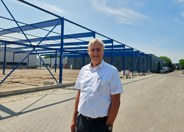 Guido Slump bij de 2500 vierkante meter nieuwbouw die bij Disselhorst Metaal in aanbouw is: “Constructiedelen maken vanuit plaatwerk is en blijft een activiteit met veel toekomst.”