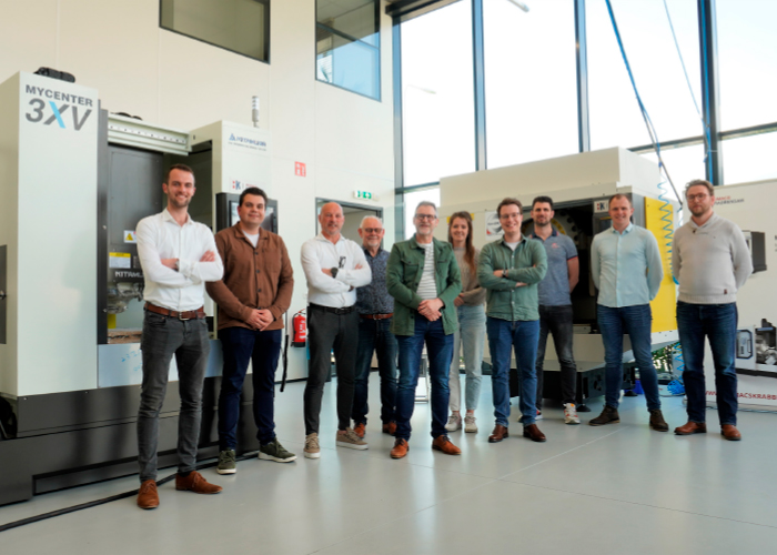 De workshop ‘Machineaanschaf’ van Dijk Consult gaf cursisten alle benodigde handvatten om stapsgewijs en op een gestroomlijnde manier een machineaankoop te doen. Humacs Krabbendam in Nieuwleusen stelde hun kantoor en showroom ter beschikking voor de workshop die door de cursisten als zeer informatief werd ervaren. In het najaar van 2023 zal Dijk Consult nogmaals twee workshops organiseren, waaronder ook de workshop ‘Nauwkeurigheid in de Maak’.