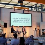 V.l.n.r. Corné van Opdorp, Guido Wensink en Koos Schep discussiëren onder leiding van dagvoorzitter Marelle van Beerschoten over automatisering en het metaalbedrijf van de toekomst.
