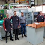 Het team van G.S.M. bij de nieuwe CMZ TA-20-YS-640 CNC-schuinbed draaibank. De toeleverancier zet de machine in voor het harddraaien van hoognauwkeurige onderdelen.