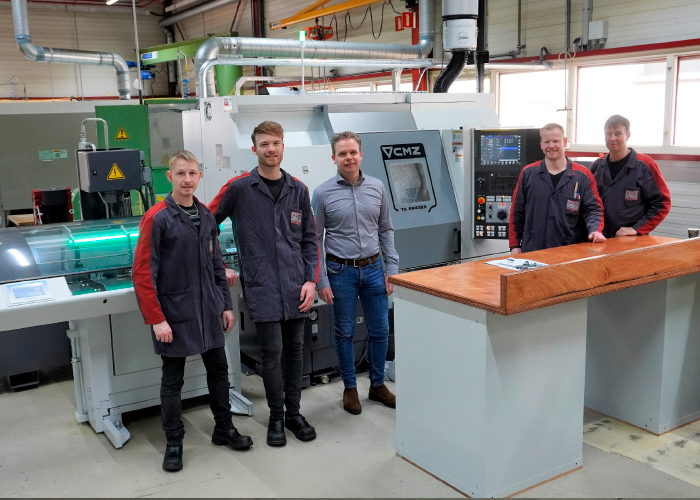 Het team van G.S.M. bij de nieuwe CMZ TA-20-YS-640 CNC-schuinbed draaibank. De toeleverancier zet de machine in voor het harddraaien van hoognauwkeurige onderdelen.