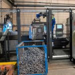 Rian van Dijk bij de nieuwe productiecel. Dankzij de Lynx 2100 LMB in combinatie met een robotautomatisering en een indexeerbare klauwplaat, heeft Teleflex de productie van kruisstukken geoptimaliseerd.