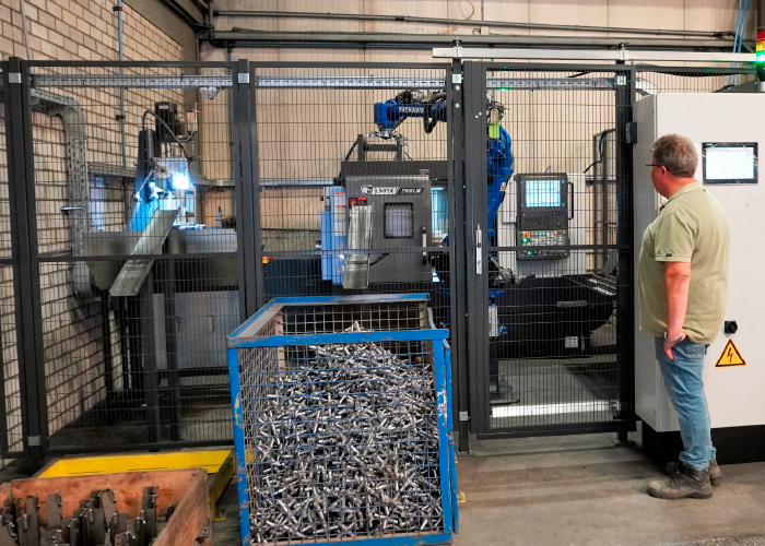 Rian van Dijk bij de nieuwe productiecel. Dankzij de Lynx 2100 LMB in combinatie met een robotautomatisering en een indexeerbare klauwplaat, heeft Teleflex de productie van kruisstukken geoptimaliseerd.