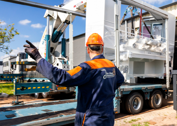 Of het nu gaat om een industriële verhuizing of een levering uit de fabriek, om draai- en freesbanken of lasersnijmachines … het team van Jan van Dam waakt erover dat dit met de grootst mogelijke zorg gebeurt.