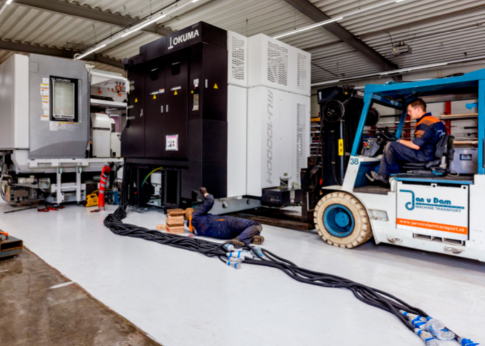 Het gaat bij machinetransport om meer dan transport alleen. Je moet machines kunnen heffen, hijsen en in intern transport voorzien om ze helemaal tot op het juiste plekje op de productievloer brengen. 