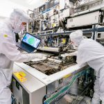 Medewerkers van ASML aan het werk in een cleanroom. Bij een goede aanpak kan de Nederlandse hightech volgens TNO nog wel meer bedrijven als ASML voortbrengen. (Foto: ASML)