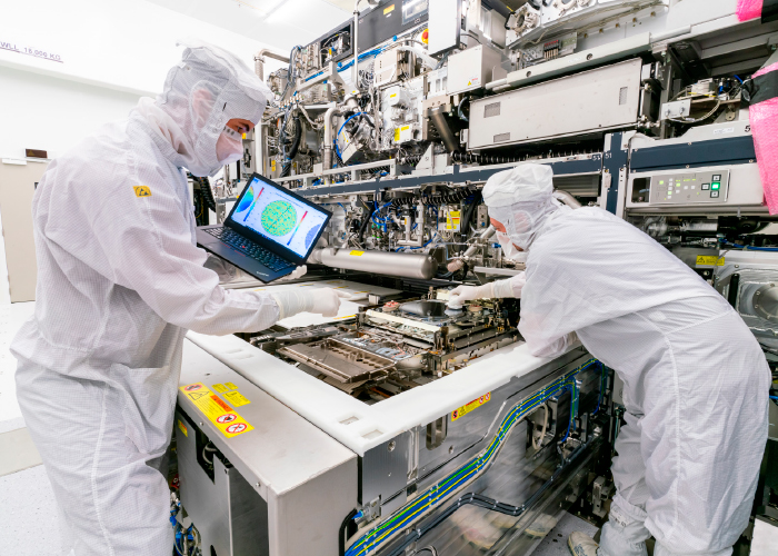 Medewerkers van ASML aan het werk in een cleanroom. Bij een goede aanpak kan de Nederlandse hightech volgens TNO nog wel meer bedrijven als ASML voortbrengen. (Foto: ASML)