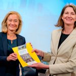 Minister Micky Adriaansens van Economische Zaken en Klimaat ontvangt het rapport 'Verkenning van een fossielvrije industrie' uit handen van Marjolein Demmers, directeur van Natuur & Milieu.