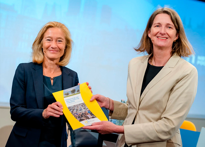 Minister Micky Adriaansens van Economische Zaken en Klimaat ontvangt het rapport 'Verkenning van een fossielvrije industrie' uit handen van Marjolein Demmers, directeur van Natuur & Milieu.